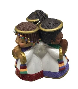 segno distintivo tre statuine angelo etnico ornamento preghiera abbigliamento colorato 2000 LEGGI - Foto 1 di 8