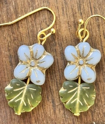 Hermosos Pendientes de Oro con Marfil Picasso Flores Checas y Cuentas de Hoja Verde. Foto 1 de 3