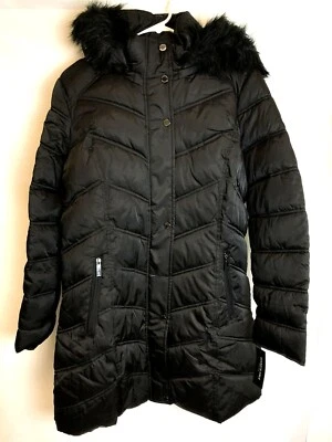 Abrigo acolchado negro Kenneth Cole New York Chevron para mujer talla grande Foto 1 de 3