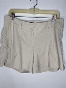 Pantaloncini da golf Nike marrone chiaro donna 10 tasche Dri Fit rialzati parte anteriore piatta - Foto 1 di 5