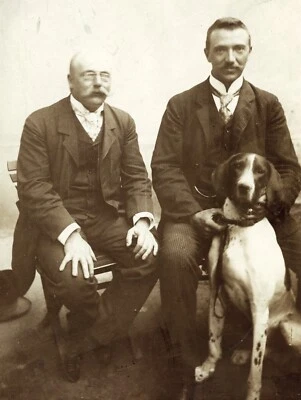 Tamaño GRANDE, elegante hombre con perro dulce, inusual, tarjeta de gabinete antigua, años 1890 Foto 1 de 4