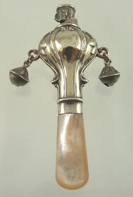 MADRE DE LA PERLA Y ESTERLINA VICTORIANO BEBÉ SONAJERO DE C&N BIRMINGHAM 1925 COMO SE ENCUENTRA Foto 1 de 4