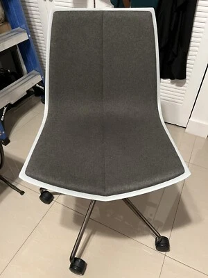 West Elm - Silla de oficina giratoria tapizada pendiente Foto 1 de 4