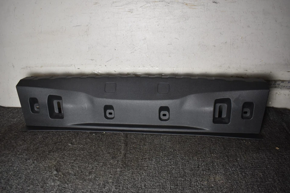 BMW 320I 2019-2020 alféizar de bloqueo de maletero OEM de fábrica Foto 1 de 4