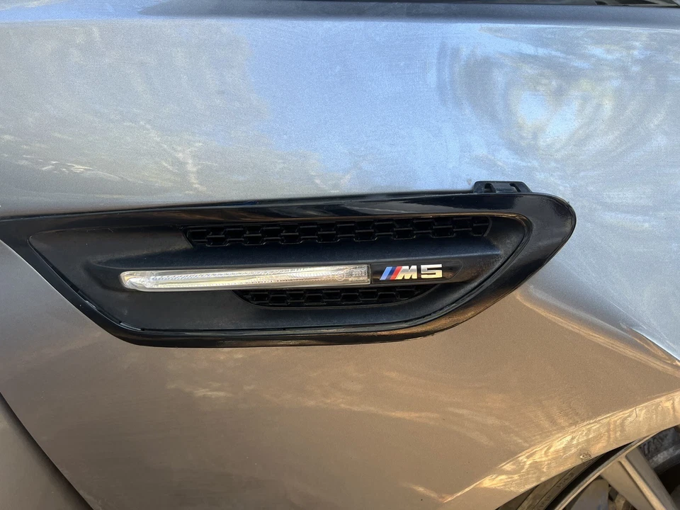 2013 2014 2015 2016 BMW F10 M5 genuíno OEM grade de para-lama luz de sinalização emblema de ventilação - Imagem 1 de 1