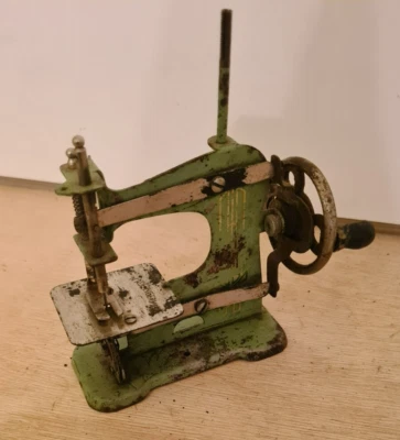     Ancienne machine à coudre miniature  en tôle - Photo 1/4