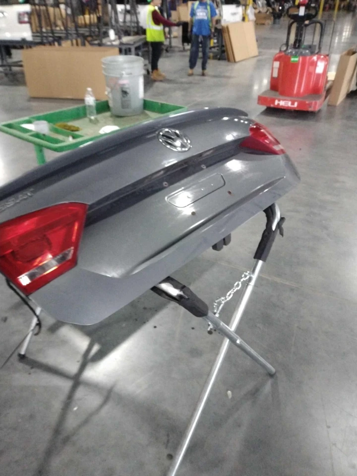 Tapa de cubierta usada se adapta a: Volkswagen Passat SDN 2013 con cámara de visión trasera grado A Foto 1 de 4