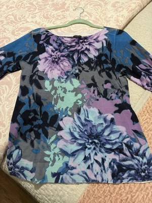 Suéter Talbots Pura Lana Merino Gris y Lavanda Floral Talla Mediana Foto 1 de 4