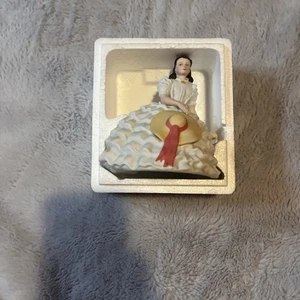 Figura de porcelana 1984 Avon Images of Hollywood Vivien Leigh como Scarlett O'Hara - Imagen 1 de 5