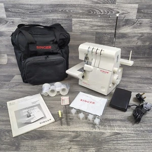 Singer 14SH654 Overlock 4 Faden Nähmaschine mit Reisetasche & Zubehör - Bild 1 von 16