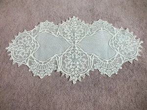 Hermoso tapete de encaje Heritage de colección floral blanco roto 28x15" - Imagen 1 de 2