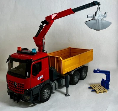 Camión de construcción Bruder 03651 MB Arocs con grúa de brazo nudillero y accesorios Foto 1 de 4