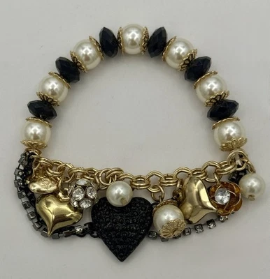 ¡Pulsera elástica Betsey Johnson de perlas blancas y negras y corazón de cristal! ¡NUEVO CON ETIQUETAS! Foto 1 de 2