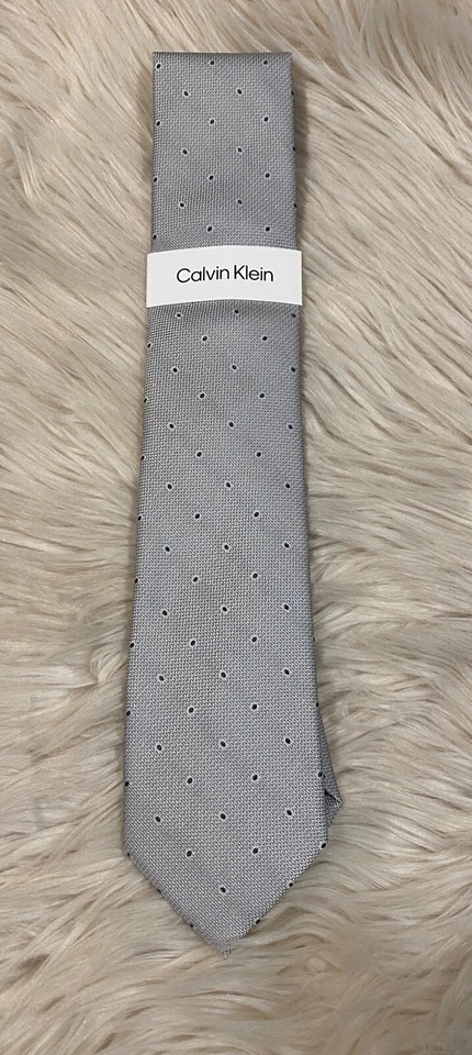 Corbata Calvin Klein de puntos plateados y verdes nueva con etiquetas (precio de venta sugerido por el fabricante 69,50 USD) Foto 1 de 4
