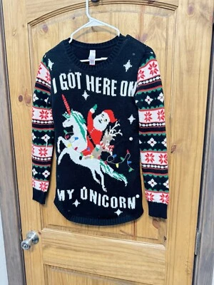 Suéter de Navidad No Boundaries para mujer Papá Noel en un unicornio a rayas talla S Foto 1 de 3