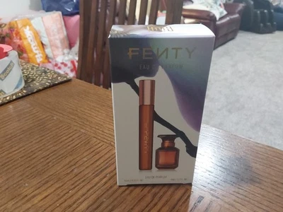 FENTY BEAUTY ПАРФЮМИРОВАННАЯ ВОДА МИНИ НАБОР 0,3 УНЦИИ СПРЕЙ/0,23 УНЦИИ DAB НА НОВЫЙ В КОРОБКЕ БЕСПЛАТНЫЙ SH - Изображение 1 из 2