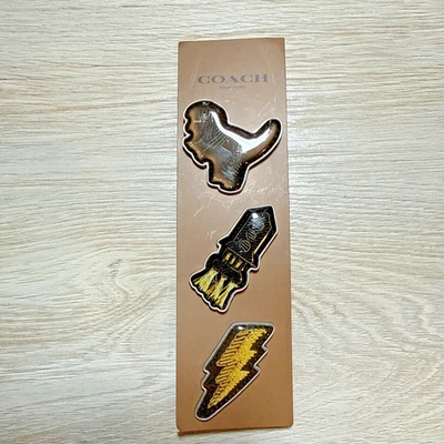 Nuevo juego de prendedores de insignia de metal Coach Rexy dinosaurio cohete rayo sueño Foto 1 de 4