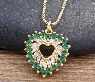 Elegante collar y colgante hueco corazón verde circonita cúbica chapado en oro de 18 quilates Foto 1 de 4