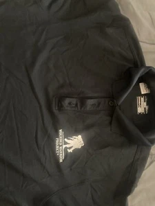 Camisa polo de golf Under Armour Wounded Warrior talla mediana negra - Imagen 1 de 3