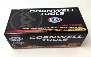 NUOVO sigillato John Force 2019 Peak NHRA Special Night Under Fire Ltd 1:24 pressofuso - Foto 1 di 8