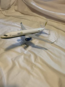 Sky Marks Model 1:200 Miami Air 737-800 N738MA Airplane Model W/ Stand - Picture 1 of 8