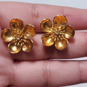 MMA RC USA Metropolitan Museum of Art Gold Tone Flower Earrings - Picture 1 of 4