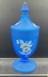 Baratija/plato de caramelo Westmoreland azul de vidrio satinado pintado a mano margaritas blancas - Imagen 1 de 6