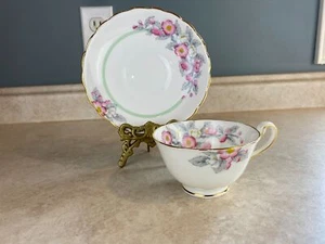 Royal Chelsea Tea Cup And Saucer Bone China Pink Flower w/Gold Trim - Picture 1 of 9