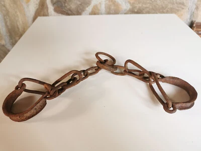 OLD ANTIQUE PRIMITIVE DOUBLE WROUGHT IRON SHACKLES CHAIN FARM TOOL - Image 1 of 4
