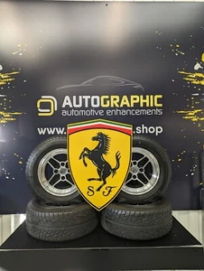 Insegna Distintivo Ferrari - Logo Cavallo Classico - Decorazione Auto Di Lusso Collezionista - Foto 1 di 6