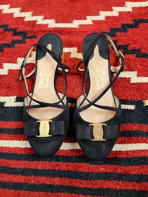 Salvatore Ferragamo Felma Vara Bow Slingback en gamuza negra, tacón dorado, 6,5 B Foto 1 de 4