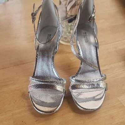 Nuevas sandalias Michael Kors plateadas con tiras, talla 8,5 Foto 1 de 4