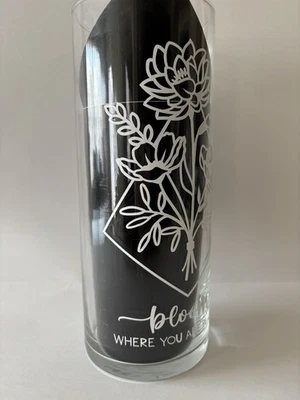 Стеклянная ваза 8,5 H x 11 дюймов ширина x 3,5 дюйма D-белый цветочный дизайн - Изображение 1 из 3