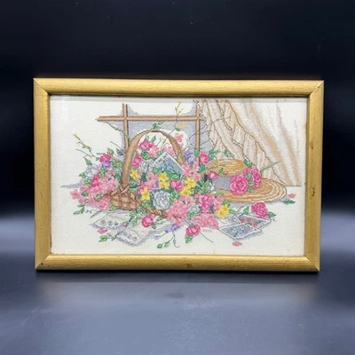Cesta de flores rosa vintage punto de cruz colgante marco dorado floral hecha a mano Foto 1 de 4