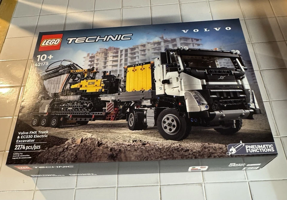 LEGO Technic Volvo FMX Truck & EC230 Electric Excavator 42175 - Image 1 of 4