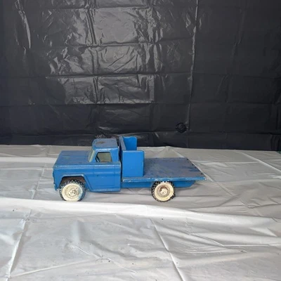 CAMIÓN CON PLATAFORMA DE ESTACAS DE GANADO VINTAGE ESTRUCTURA Granjas de juguete de acero prensado de los años 60 Foto 1 de 4