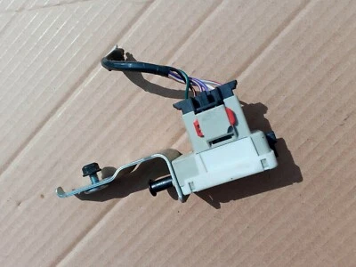 2002 Chrysler Town And Country Brake Light Switch  2001-2007. - Imagem 1 de 3
