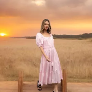 Anthropologie Moon River Kleid Medium Rosa Stufen Rüschen Puffärmel Bauer - Bild 1 von 6