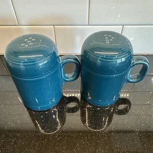 Nuevo sin etiquetas Fiesta Ware JUNIPER Gama Superior Salero y Pimentero Tapones Retirado Verde azulado - Imagen 1 de 22