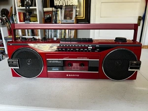 Sanyo M7022 Stereo Cassette Tape Player Recorder SEHR SELTEN ROT AM/FM - Bild 1 von 8