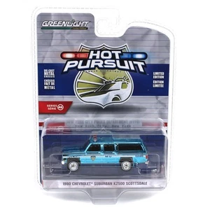Azul Chrome Chase 1/64 1990 Suburban K2500 Scottsdale NYPD Hot Pursuit 43040-D - Imagen 1 de 3