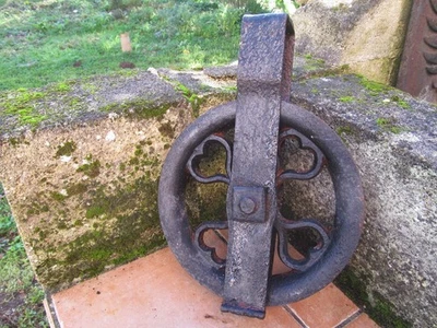 outil ancien art populaire ,roue de puit decoree de coeurs - Photo 1/4