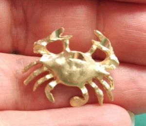 Crab pin Gold tone no makers mark found Small brooch tie tack lapel hat pinback - Foto 1 di 5