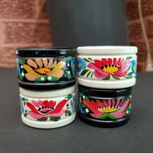 Vintage Blumen Holz Serviettenringe handbemalt schwarz weiß 4er Set - Bild 1 von 9