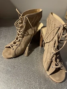 Jessica Simpson Size 10 beige/tan strappy Peep Toe, front tie up, chunky 4” heel - Picture 1 of 5