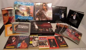 LOTTO MISTO DI CALENDARI E LIBRI MICHAEL JACKSON, LIBRI COPERTINA RIGIDA AN (EZS001540) - Foto 1 di 12