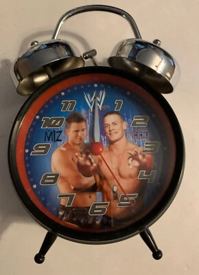 Reloj despertador negro de lucha libre Miz And John Cena WWE - no funciona (solo piezas) Foto 1 de 4