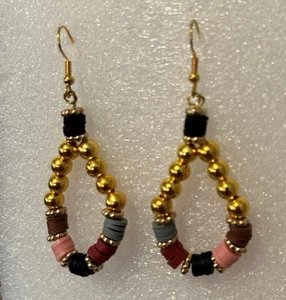 Pendientes de lágrima de 2,5" por cuentas de arcilla Scrapditty Ditty detalles y ganchos en tono dorado - Imagen 1 de 3