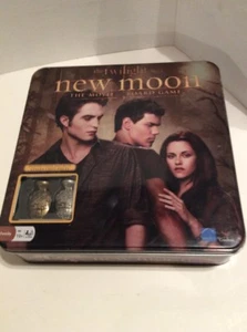 Saga Crepúsculo Luna Nueva La Película Juego de Mesa Caja de Lata Cullen Piezas de Cresta de Metal - Imagen 1 de 7