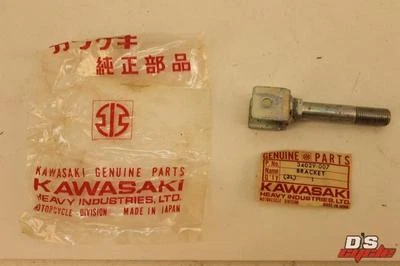 KAWASAKI F11 F11A F11B REAR FOOT RESTBRACKET FOOT PEG OEM NOS PT# 34029-007 Foto 1 de 4